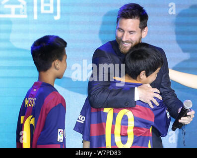 Attaccante argentino Lionel Messi del FC Barcelona, destra, interagisce con i giovani fan cinesi durante una conferenza stampa per il Provveditore esperienza nel Parco Foto Stock