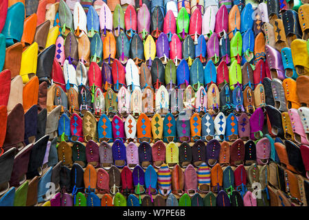 In morbida pelle pantofole marocchino nel Souk, Medina, Marrakech, Marocco, 2011 Foto Stock