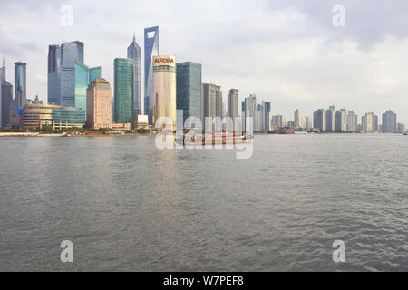 Nuovo skyline di Pudong guardando attraverso il fiume Huangpu dal Bund, Shanghai, Cina 2010 Foto Stock