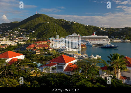 Vista in elevazione su Charlotte Amalie e il dock Navi da Crociera di Havensight, san Tommaso, Isole Vergini americane, Isole Sottovento, Piccole Antille, Caraibi, West Indies 2008 Foto Stock