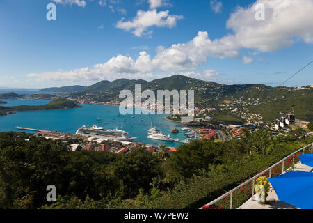 Vista in elevazione su Charlotte Amalie e la nave da crociera dock, san Tommaso, Isole Vergini americane, Isole Sottovento, Piccole Antille, Caraibi, West Indies 2008 Foto Stock