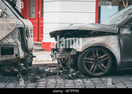 Bruciato auto per le strade di Berlino Foto Stock