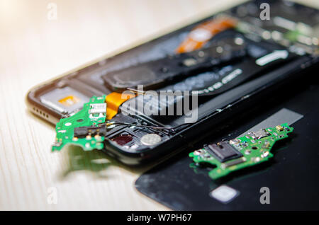 Modificare il pannello di chip Smartphone caricabatterie da riparare sul tavolo. Foto Stock