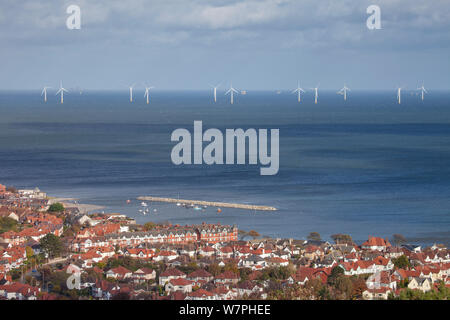 Per centrali eoliche offshore, e città costiera. Colwyn Bay, il Galles. Foto Stock