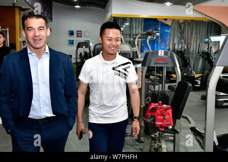 Ritirato il calcio spagnolo player Luis Garcia Plaza, sinistra, visiti il football club di Pechino Renhe a Pechino in Cina, 12 giugno 2017. Pullman Madrid Lui Foto Stock