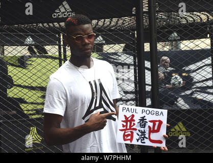 Calcio francese Paul giocatore Pogba della Premier League inglese club di calcio del Manchester United mostra una custom-made Hong Kong minibus emblema leggere 'Pogba Foto Stock