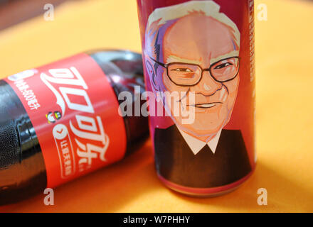 Una lattina di Coca Cola in ciliegio con un ritratto di Warren Buffett, Presidente e CEO di Berkshire Hathaway, è raffigurato sul ripiano con altre bevande analcoliche a Foto Stock