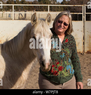 Wild Horse / mustang chiamato Mica, arrotondato da Adobe comune mandria Area di gestione nel Wyoming e adottato dal fotografo Carol Walker (nella foto). Colorado, Stati Uniti d'America. Foto Stock