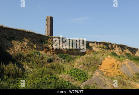 Il Naze torre costruita nel 1720 e scogliere di sabbia composta del Pleistocene rupe rossa Formazione, Walton-on-the-Naze, Essex, UK Settembre 2012 Foto Stock