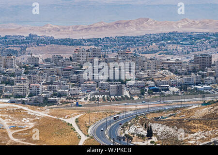 Vista di Gerusalemme est dal Monte Scopus con il Mar Morto e montagne nebuloso di Giordania in background Foto Stock
