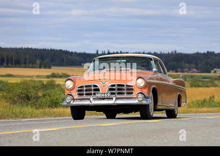 Vaulammi, Finlandia. Il 3 agosto 2019. Imperial Classic car, anni cinquanta, su Maisemaruise 2019 auto in crociera Tawastia corretto, Finlandia. Credito: Taina Sohlman Foto Stock