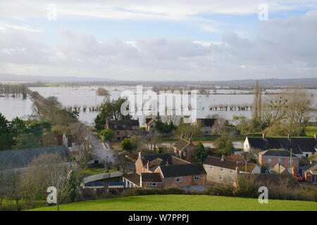 Vista da Barrow Mump di estensivamente inondati di sale inferiore Moor e Nord Moor, taglio A361 strada tra Burrowbridge in primo piano e Oriente Lyng dopo settimane di pioggia pesante, livelli di Somerset, Regno Unito, Gennaio 2013. Foto Stock