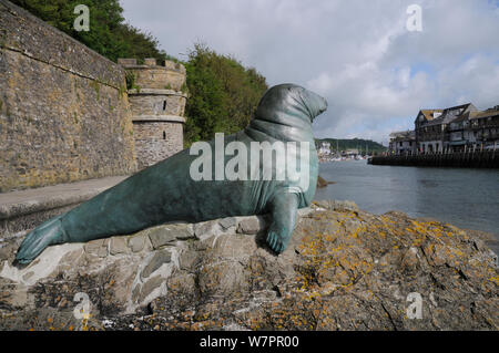 Statua in bronzo in memoria di "Nelson" un toro guarnizione grigia che ha frequentato Looe island e Harbour, Looe, Cornwall, Regno Unito, Giugno 2012 Foto Stock