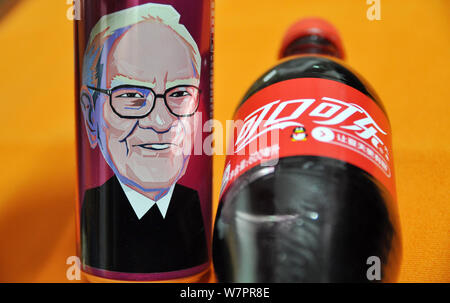 Una lattina di Coca Cola in ciliegio con un ritratto di Warren Buffett, Presidente e CEO di Berkshire Hathaway, è raffigurato sul ripiano con altre bevande analcoliche a Foto Stock