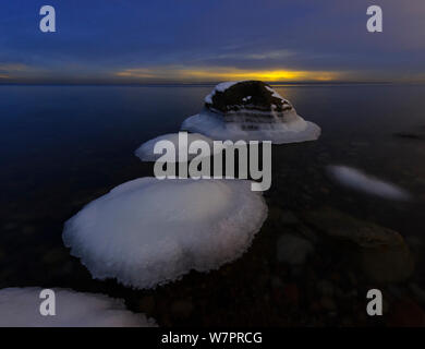 Inquinamento luminoso da Helsinki visto da Tallinn sopra il Mar Baltico. Nord dell Estonia, Gennaio 2012. Foto Stock