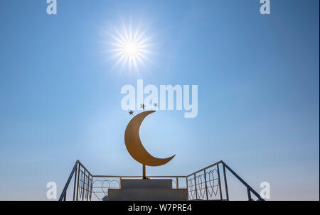 Riassunto la luna e il sole del mattino incontra insieme per mostrare la cooperazione anche se mai soddisfare la natura Foto Stock