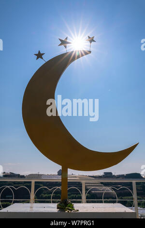 Riassunto la luna e il sole del mattino incontra insieme per mostrare la cooperazione anche se mai soddisfare la natura Foto Stock