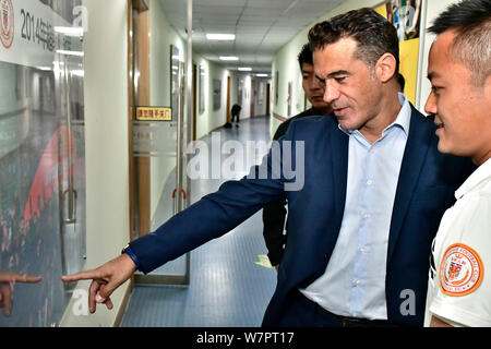 Ritirato il calcio spagnolo player Luis Garcia Plaza, sinistra, visiti il football club di Pechino Renhe a Pechino in Cina, 12 giugno 2017. Pullman Madrid Lui Foto Stock