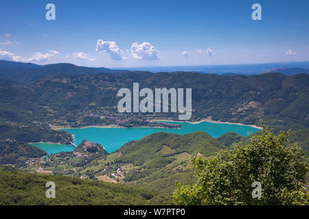 Vista panoramica dalla cima del lago Turano, in provincia di Rieti, Italia. Le splendide Blue Lago Smeraldo è artificiale, circondato dalla cornice Foto Stock