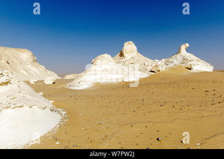 Chalk formazioni rocciose causate da tempeste di sabbia, bianco deserto del Sahara, Egitto, Febbraio 2009 Foto Stock