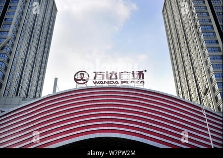 --FILE--Vista di un ramo di Wanda Plaza di Wanda Gruppo nella città di Guangzhou, Cina del sud della provincia di Guangdong, 10 gennaio 2017. Dalian Wanda Gruppo ha Foto Stock