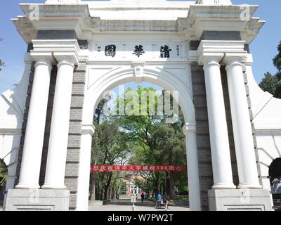 --FILE--Vista il simbolico secondo cancello dell'Università di Tsinghua a Pechino in Cina, 22 aprile 2017. La reputazione di università cinesi in tutto il Foto Stock