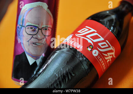 Una lattina di Coca Cola in ciliegio con un ritratto di Warren Buffett, Presidente e CEO di Berkshire Hathaway, è raffigurato sul ripiano con altre bevande analcoliche a Foto Stock