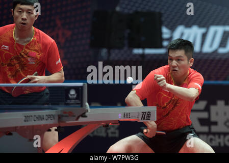 Ventilatore Zhendong, destra restituisce un colpo come lui e Xu Xin competere contro Harimoto Tomokazu e Kizukuri Yuto del Giappone nella loro semifinale partita di loro me Foto Stock