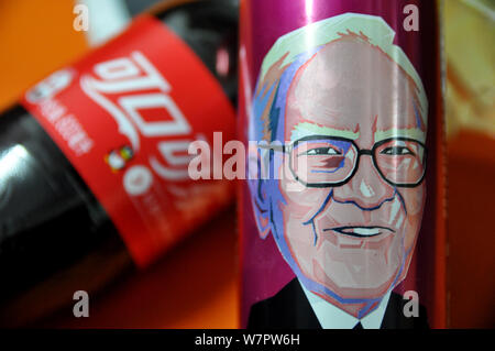 Una lattina di Coca Cola in ciliegio con un ritratto di Warren Buffett, Presidente e CEO di Berkshire Hathaway, è raffigurato sul ripiano con altre bevande analcoliche a Foto Stock