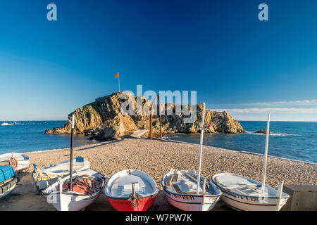 Piccole barche da pesca PUNTA SA PALOMERA roccia Spiaggia SABANELL Blanes Costa Brava Girona Catalogna SPAGNA Foto Stock