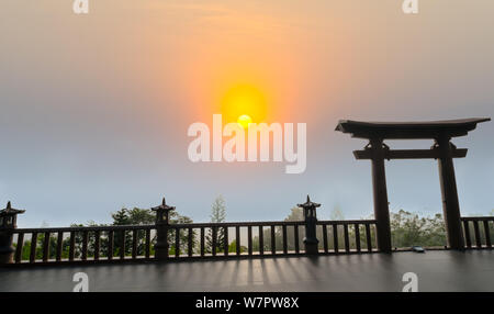 La magica alba la pagoda vicino a Bao Loc, Vietnam. Il tutto circondato da rugiada e magica luce dal sole bellissimo meditare e rilassarsi l'anima Foto Stock