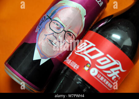 Una lattina di Coca Cola in ciliegio con un ritratto di Warren Buffett, Presidente e CEO di Berkshire Hathaway, è raffigurato sul ripiano con altre bevande analcoliche a Foto Stock