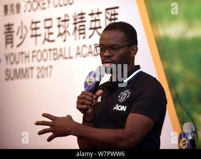 Il francese ex giocatore di calcio Louis Saha parla durante una conferenza stampa per il calcio giovanile Accademia Summit 2017 a Hong Kong, Cina, 21 giugno 2017. Foto Stock