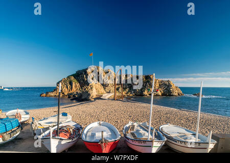 Piccole barche da pesca PUNTA SA PALOMERA roccia Spiaggia SABANELL Blanes Costa Brava Girona Catalogna SPAGNA Foto Stock