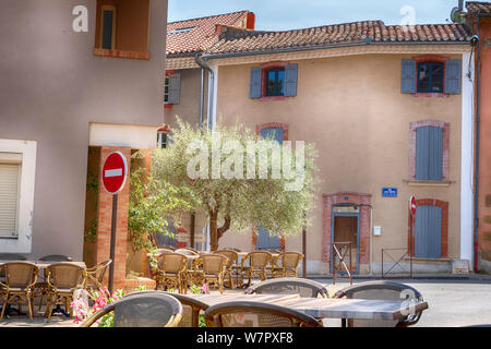 Il ristorante del villaggio e case in estate a Sablet nella regione provenza alpi costa azzurra, francia Foto Stock