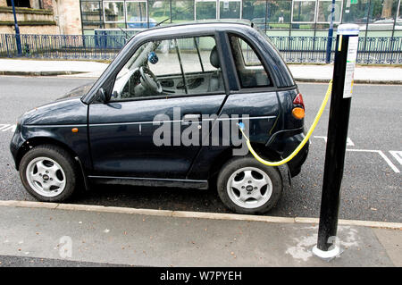 Auto elettrica ricarica a un Elektrobay Veicolo elettrico Sito di ricarica in una strada urbana, London Borough di Islington, England Regno Unito Foto Stock