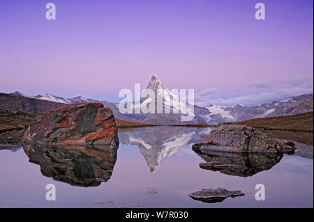 Il Cervino (4,478m) riflesso nel lago Stelisee presso sunrise, Svizzera, Settembre 2010. Foto Stock