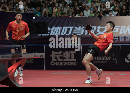 Ventilatore Zhendong, destra restituisce un colpo come lui e Xu Xin competere contro Harimoto Tomokazu e Kizukuri Yuto del Giappone nella loro semifinale partita di loro me Foto Stock