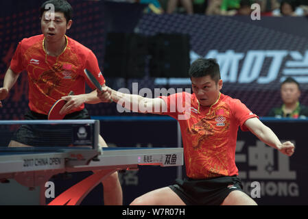 Ventilatore Zhendong, destra restituisce un colpo come lui e Xu Xin competere contro Harimoto Tomokazu e Kizukuri Yuto del Giappone nella loro semifinale partita di loro me Foto Stock