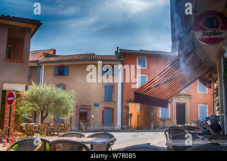 Il ristorante del villaggio con Jupiler segno di birra, acqua di raffreddamento nebbia, e case in estate a Sablet nella regione provenza alpi costa azzurra, francia Foto Stock