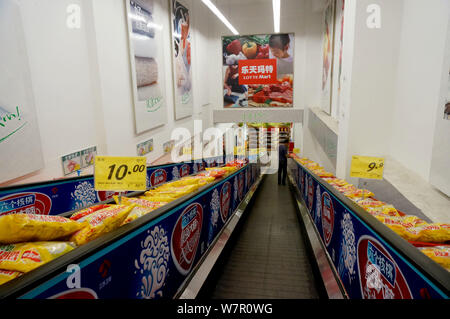 --FILE--Vista interna di una Lotte Mart di Lotte Gruppo in Shenyang City, a nord-est della Cina di provincia di Liaoning, 30 maggio 2017. Lotte Mart, il braccio retail Foto Stock