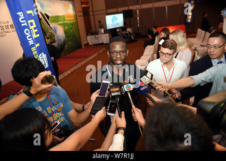 Il francese ex giocatore di calcio Louis Saha, centro è intervistato durante una conferenza stampa per il calcio giovanile Accademia Summit 2017 a Hong Kong, Cina, 2 Foto Stock