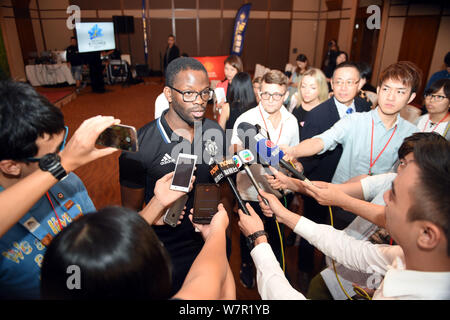 Il francese ex giocatore di calcio Louis Saha, centro è intervistato durante una conferenza stampa per il calcio giovanile Accademia Summit 2017 a Hong Kong, Cina, 2 Foto Stock