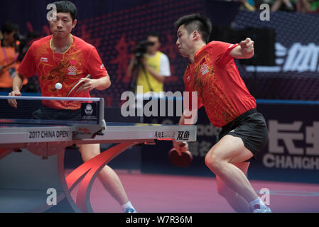 Ventilatore Zhendong, destra restituisce un colpo come lui e Xu Xin competere contro Harimoto Tomokazu e Kizukuri Yuto del Giappone nella loro semifinale partita di loro me Foto Stock