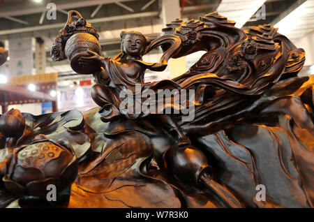 Una scultura in ebano denominato ''l'Otto Immortali'' che proviene da un'antica mitologia cinese è visualizzato durante il 2017 South-Southeast Asia fru Foto Stock