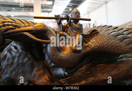 Una scultura in ebano denominato ''l'Otto Immortali'' che proviene da un'antica mitologia cinese è visualizzato durante il 2017 South-Southeast Asia fru Foto Stock