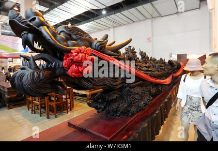 Una scultura in ebano denominato ''l'Otto Immortali'' che proviene da un'antica mitologia cinese è visualizzato durante il 2017 South-Southeast Asia fru Foto Stock