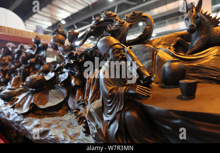 Una scultura in ebano denominato ''l'Otto Immortali'' che proviene da un'antica mitologia cinese è visualizzato durante il 2017 South-Southeast Asia fru Foto Stock