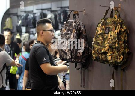 La gente visita il dodicesimo Asia Outdoor Trade Show a Nanjing International Expo Center in Nanjing East cinese della provincia di Jiangsu, 29 giugno 2017. Il Foto Stock