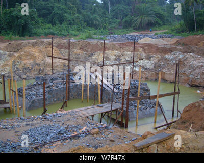 Foresta pluviale africana la penetrazione di trasporto - la costruzione della strada e infrastruttura associata consentendo di accedere a precedentemente regioni isolate. Il Camerun, Africa centrale, Agosto 2009. Foto Stock